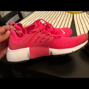 Women’s Size 8 Nike Prestos